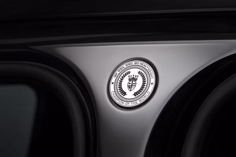 Theo kế hoạch, chiếc “xế hộp” Range Rover mới của Joshua sẽ có nhiệm vụ hộ tống anh tới sân vận động của câu lạc bộ Tottenham Hotspur tại thủ đô London vào ngày 20 tháng 6 tới, nơi sẽ diễn ra trận đấu tiếp theo với tay đấm người Bulgaria - Kubrat Pulev.
