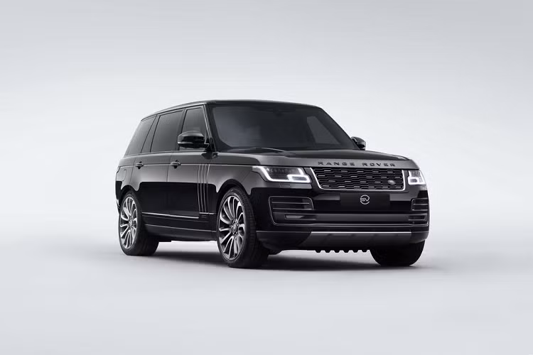 Trái tim của chiếc SUV trong khi đó vẫn là khối động cơ V8 Siêu nạp với 557 mã lực, cho khả năng tăng tốc từ 0 lên 100 km/h trong vỏn vẹn 5,4 giây. Mức giá xe Range Rover SVAutobiography của nhà vô địch boxing Anthony Joshua hiện chưa được công bố.