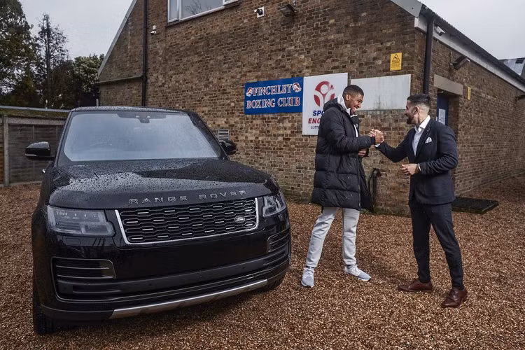 Về trang bị tiện nghi, chiếc SVAutobiography này xuất hiện với hàng ghế trước tích hợp chức năng chỉnh điện 24 hướng và hàng ghế sau theo phong cách khoang thương gia trên máy bay ‘Executive Class Comfort-Plus’ với đầy đủ các chức năng “xịn sò” như sưởi ấm hay massage đá nóng.