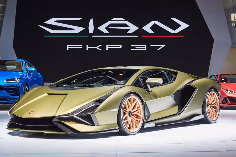 Với việc chỉ được sản xuất giới hạn 63 chiếc Lamborghini Sián FKP 37 mới và giá bán ở mức 2,21 triệu USD cho mỗi chiếc, đây rõ ràng là một chiếc xe không phải ai cũng mua được và cũng là chiếc xe sẽ có giá trị kinh tế trong thời gian sau này.
