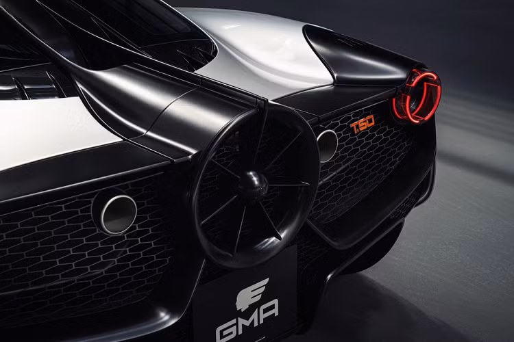 Không hổ là siêu xe, Gordon Murray T.50 mang trên mình thân vỏ bằng sợi carbon có thiết kế mượt mà, khí động lực học. Tiếp đến là bộ vành hợp kim có đường kính 19 inch trước, 20 inch sau, đồng hành với lốp Michelin Pilot Sport 4 S. Đằng sau bộ vành trước là cùm phanh 6 piston, ôm lấy đĩa phanh gốm-carbon với đường kính 370 mm. Trong khi đó, bánh sau đi với đĩa phanh 340 mm và cùm phanh 4 piston.