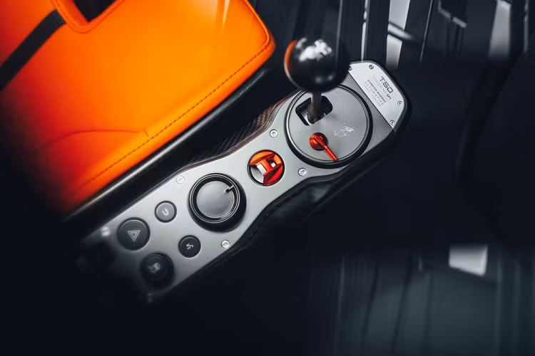 Bước vào bên trong Gordon Murray T.50, người lái sẽ thấy ghế lái được đặt ở vị trí gần như giữa xe, tương tự phong cách của McLaren F1. Bên cạnh là ghế dành cho hành khách, nằm sau cụm điều khiển trung tâm. Trên cụm điều khiển trung tâm này là cần số bằng titan và các nút chỉnh hệ thống thông tin giải trí.