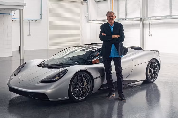 Trong làng ôtô thế giới, có lẽ chẳng còn ai không biết đến Gordon Murray. Đây là nhà thiết kế xe đua Công thức 1 người Anh đồng thời là "cha đẻ" của siêu xe huyền thoại McLaren F1. Hiện nhà thiết kế gốc Nam Phi này đã tách riêng ra thành lập công ty ôtô có tên Gordon Murray Automotive. Mới đây, công ty này đã tung ra siêu xe Gordon Murray T.50 vốn được mệnh danh là "McLaren F1 của thế kỷ 21".