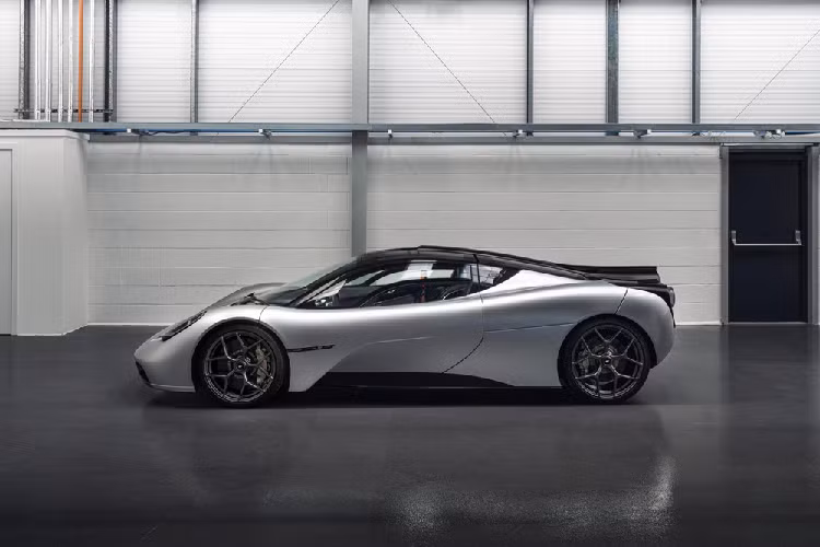 Dự kiến được bán ra thị trường vào tháng 1/2022, giá xe Gordon Murray T.50 chưa thuế lên đến 2,36 triệu Bảng (khoảng 3,08 triệu USD hay 71,9 tỷ đồng). Xe chỉ được sản xuất với số lượng đúng 100 chiếc và đi kèm mạng lưới dịch vụ tại Abu Dhabi, Nhật Bản, Mỹ cũng như Anh quốc.