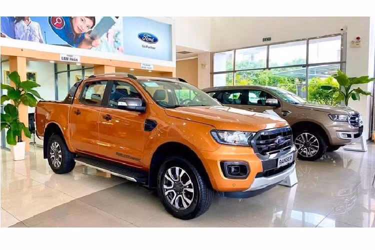  Ford Ranger: Doanh số 1.500 xe Ford Ranger là mẫu bán tải duy nhất thường xuyên lọt vào danh sách 10 mẫu xe bán chạy trong từng tháng và năm. Kết quả kinh doanh trong tháng 9 doanh số của mẫu xe này đạt 1.500 chiếc. Đứng ở vị trí thứ 5 trong bảng xếp hạng.