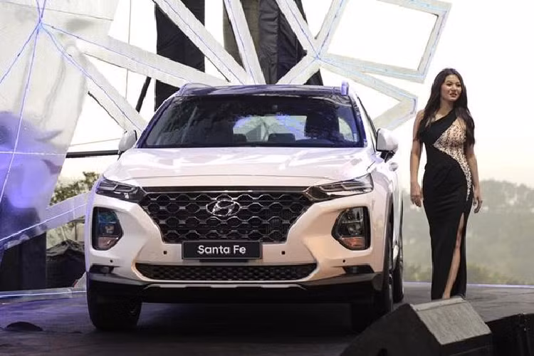  Hyundai Santa Fe: Doanh số 1.491 xe Thêm một cái tên khác của TC Motor lọt vào danh sách 10 mẫu xe ăn khách trong tháng 9/2020 là Hyundai Santa Fe. Mẫu xe Santa Fe ghi nhận mức tăng trưởng 109%, đạt 1.491 xe trong tháng 9/2020, cộng dồn đạt 7.030 xe.