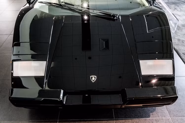 Chiếc Lamborghini Countach 25th Anniversary được rao bán sở hữu "bộ cánh" ngoại thất màu đen bóng bẩy và không tì vết. Bên trong xe là nội thất bọc da màu trắng kem thanh lịch. Đặc biệt, nội thất của chiếc siêu xe Ý vẫn còn được bọc ni-lông nguyên bản như lúc mới xuất xưởng.