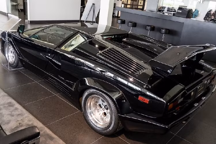 Với tất cả những điều đặc biệt kể trên, giá xe Lamborghini Countach 25th Anniversary này đương nhiên không rẻ chút nào. Chiếc siêu xe gần như mới nguyên này hiện đang được rao bán với giá lên đến 799.900 CAD (tương đương 568.496 USD hay 13,3 tỷ đồng).