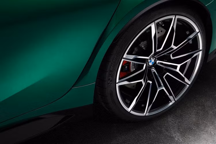 BMW M3 và M4 mới đã nhận được cả một "bầu trời" nâng cấp, nhưng sự đổi mới chưa dừng lại ở đó, cặp xe này còn được củng cố về mặt diện mạo. Ngoài lưới tản nhiệt gây tranh cãi, xe có nắp ca-pô mạnh mẽ với các khe thông gió nổi bật, cặp đèn pha sắc nét và đuôi xe thể thao với ống xả tứ khỏe khoắn và bộ khuếch tán thiết kế táo báo. Đèn hậu của M3 và M4 được định hình khác nhau.