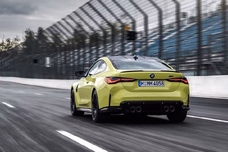 Động cơ BMW M3 và M4 2021 sản sinh công suất 473 mã lực và mô-men xoắn cực đại 598Nm ở dạng tiêu chuẩn, tăng 49 mã lực và 50Nm so với trước đây, cho khả năng tăng tốc từ 0 - 100 km/h trong 4,2 giây. Đi kèm hộp số sàn 6 cấp tiêu chuẩn. Đối với cấu hình Competition, BMW M3 và M4 mới sẽ mạnh mẽ tới 503 mã lực và mô-men xoắn cực đại là 650Nm, tăng gần 59 mã lực và 100Nm so với bản cũ. Với hộp số tự động 8 cấp từ các "đàn anh" M5 và M8, M3 và M4 Competition mới chỉ cần 3,9 giây để tăng tốc từ 0 - 100 km/h.