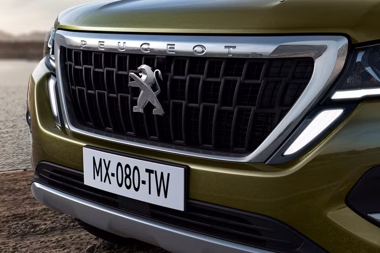Peugeot Landtrek mang thiết kế mạnh mẽ và hiện đại. Các chi tiết nổi bật ở ngoại hình có thể kể đến như lưới tản nhiệt hình thang ngược, đèn chiếu sáng LED kiểu móng vuốt, đèn hậu LED hay mâm xe hợp kim đa chấu.