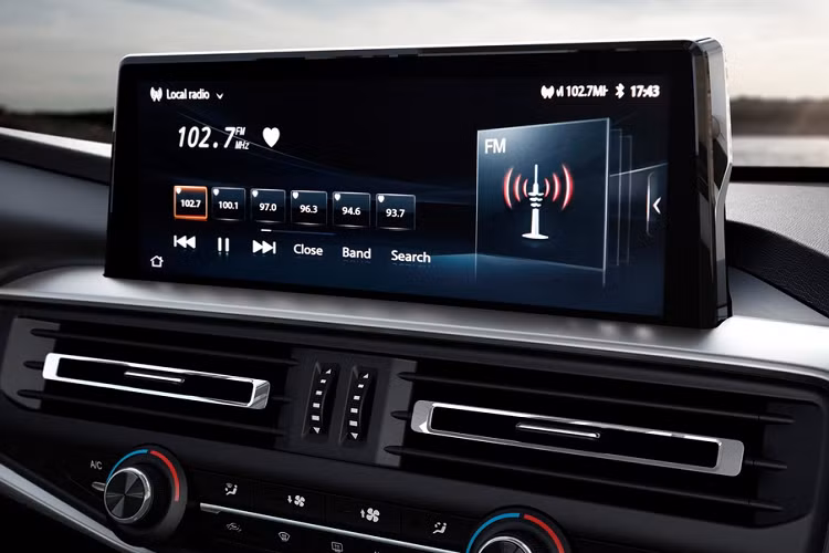 Hệ thống thông tin giải trí có màn hình cảm ứng 10 inch, đi kèm đó là ổ cứng dung lượng 10 GB và hỗ trợ kết nối Apple CarPlay/Android Auto. Các tiện nghi khác gồm có điều hòa tự động 2 vùng, camera 360 độ, ghế ngồi bọc da, nút bấm khởi động...