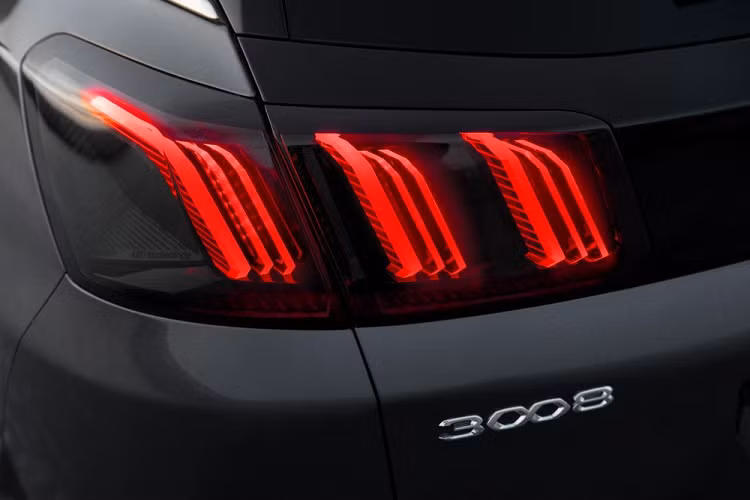 Khi mua Peugeot 3008 2020, khách hàng châu Âu có thể chọn 1 trong 3 bản trang bị cùng một số màu sơn ngoại thất mới như xanh Celebes Blue hoặc xanh Vertigo Blue. Thêm vào đó là 3 gói phụ kiện ngoại thất mang tên Active Pack, Black Pack và GT Pack. Riêng gói GT Pack sẽ bổ sung bộ vành hợp kim San Francisco 19 inch và lưới tản nhiệt riêng cho Peugeot 3008 mới.