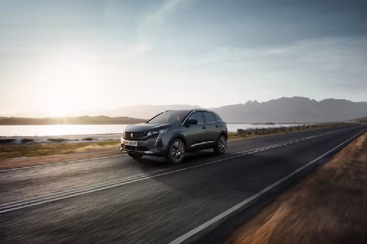 Tiếp đến là Peugeot 3008 2020 bản Hybrid4 300 với động cơ PureTech 180 kể trên, kết hợp cùng 2 mô-tơ điện nằm trên 2 trục trước/sau. Hệ truyền động plug-in hybrid này cho công suất tối đa 300 mã lực và mô-men xoắn cực đại 520 Nm, cho phép xe tăng tốc từ 0-100 km/h trong 5,9 giây.