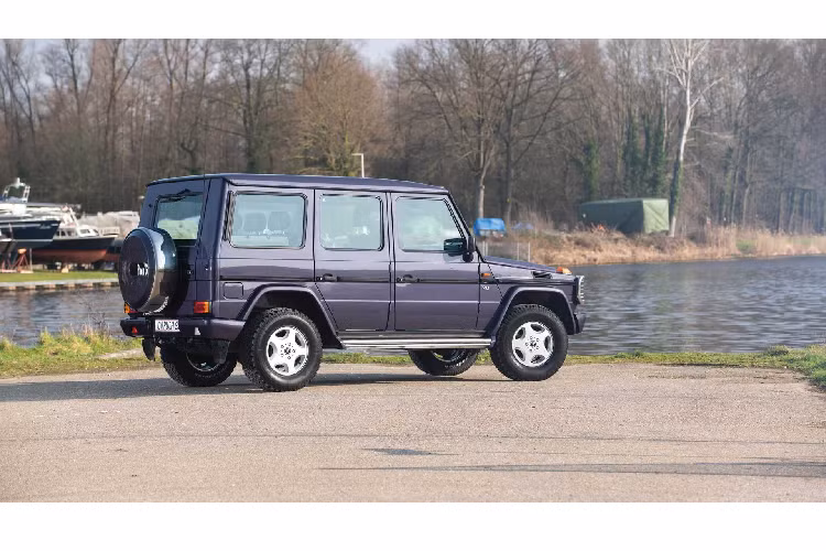 Chủ nhân mới của chiếc Mercedes G-Class Puch 500 GE đặc biệt này sẽ nhận được đầy đủ các chứng từ xác nhận đây là chiếc đầu tiên được sản xuất cũng như hóa đơn bảo dưỡng động cơ và hộp số gần đây nhất của xe.
