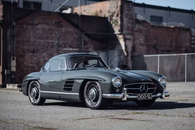 Cho đến ngày nay, Mercedes-Benz vẫn là thương hiệu ô tô duy nhất mang tên người phụ nữ. Kể từ ngày chiếc xe hơi đầu tiên mang tên Mercedes, tính đến nay, tên gọi này đã tồn tại được 120 năm, đồng hành cùng bao thăng trầm của thương hiệu và vẫn đứng vững, gắn bó trên con đường phát triển của Mercedes-Benz.