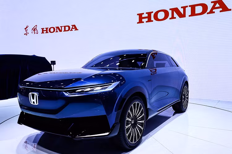 Tại triển lãm Bắc Kinh 2020, hãng đã không chỉ ra mắt phiên bản hybrid cắm sạc (PHEV) của dòng CR-V mà đồng thời còn ra mắt mẫu SUV ý tưởng Honda SUV e. Xe có ngoại hình bắt mắt và được trang bị những công nghệ tiên tiến như gói an toàn Honda Sensing thế hệ mới, công nghệ hỗ trợ người lái nâng cao ADAS và hệ thống giải trí Honda Connect. Điều này cho thấy Honda đang "đặt cược" vào các xe chạy điện.