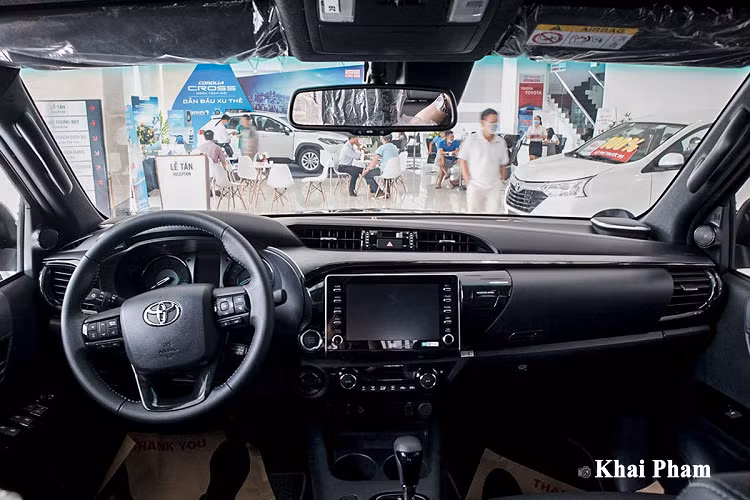 Điểm thay đổi đáng kể nhất ở khu vực phía sau của Toyota Hilux Adventure 2020 đến từ cụm đèn hậu nổi khối dạng LED. Thiết kế nổi khối này phù hợp "chất thép" của dòng bán tải so với đèn trơn của đời cũ. Hơn nữa, khu vực cản sau trên xe còn tích hợp hệ thống cảm biến lùi, đèn phanh LED tích hợp ở tay nắm cửa cốp sau. Nhìn nhanh khoang cabin, Toyota Hilux Adventure 2020 gần như không thay đổi so với phiên bản cũ. Tuy nhiên, nếu để ý kỹ hơn khu vực táp-lô và táp-li cửa xe sẽ được ốp kim loại màu titan khá hiện đại.