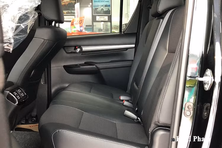 Là phiên bản cao cấp nhất nên Toyota Hilux Adventure 2020 sử dụng ghế ngồi bọc da thay vì nỉ những phiên bản thấp cấp. Ghế lái chỉnh điện 8 hướng, ghế phụ chỉnh cơ 4 hướng. Trong khi đó, hàng ghế sau của xe bán tải nói chung và Hilux nói riêng chưa được trang bị tính năng ngả ghế.