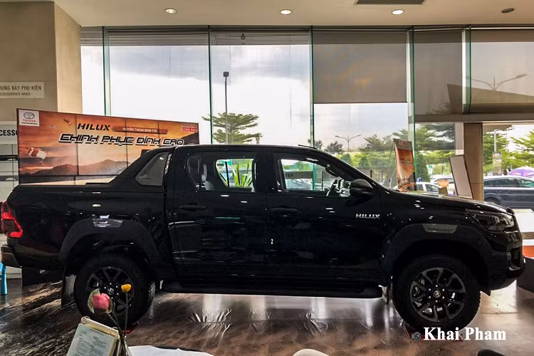 Giá xe Toyota Hilux Adventure hiện đã cập bến đại lý với mức mức 913 triệu đồng, đây sẽ là đối thủ trực tiếp của Ford Ranger Wildtrak (918 triệu đồng) tại thị trường Việt Nam.