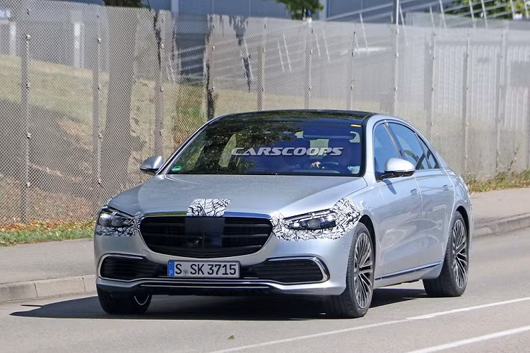 Theo kế hoạch, Mercedes-Benz S-Class 2021 mới sẽ chính thức được ra mắt vào ngày 2/9 tới đây thông qua hình thức tổ chức trực tuyến. Tuy vậy, cánh sản ảnh quốc tế mới đây đã lại một lần nữa bắt gặp hình ảnh của mẫu xe này khi đang chạy thử trên đường phố nhưng trong hình hài ít che đậy hơn hẳn so với trước đây.