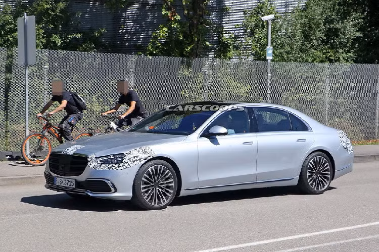 Theo Mercedes-Benz, S-Class 2021 được hãng chế tạo với triết lý về một sản phẩm không chỉ đơn thuần là một chiếc xe hơi, nó còn mang ý nghĩa về một nơi mà chủ nhân có thể tận hưởng và thư giãn như ngôi nhà của chính mình.