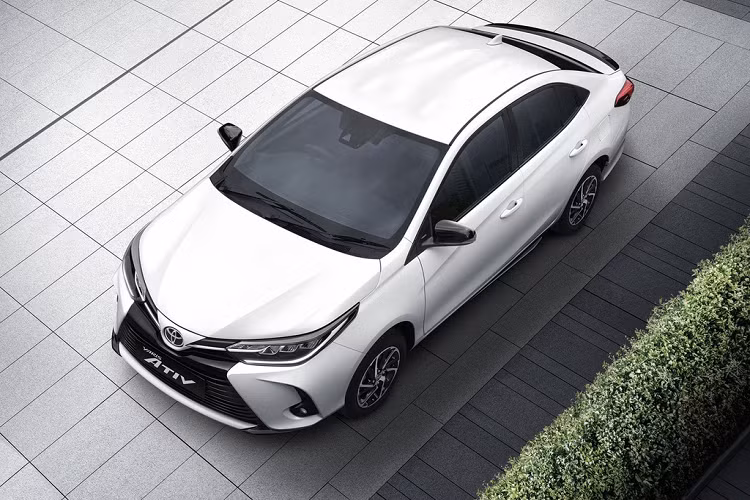 Trong khi đó, biến thể sedan Toyota Yaris Ativ có 3 phiên bản và 7 tùy chọn màu sắc. Phiên bản tiêu chuẩn có giá 539.000 baht (tương đương 400,8 triệu đồng), bản Yaris Ativ Sport có giá 599.000 baht (445,5 triệu đồng) và bản cao cấp Yaris Ativ Premium có giá 674.000 baht (501,2 triệu đồng). Dự kiến mẫu xe này sẽ về Việt Nam thời gian tới đây.