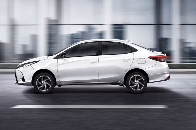 Toyota Thái Lan cũng bổ sung 2 gói trang trí ngoại thất. Gói Shadow Package bổ sung thêm líp cản trước, tem thể thao, tấm chắn gầm và hộp treo đa năng. Gói Flash Package bao gồm líp cản trước, ốp vòm bánh xe, tem thể thao và ốp gương chiếu hậu thể thao.
