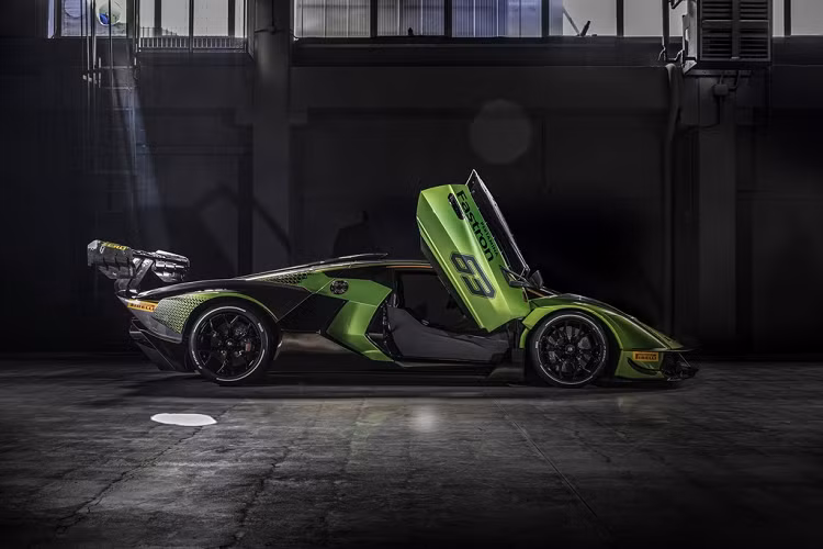 Khung gầm monocoque của Lamborghini Essenza SCV12 đặc biệt này được làm từ sợi carbon thế hệ mới giúp khối lượng của chiếc siêu xe này dừng lại ở mức 500 kg. Khi chạy ở tốc độ 250 km/h, thiết kế khí động học giúp Essenza SCV12 tạo được lực nén xuống mặt đường lên đến 1.200 kg, cao hơn những chiếc xe đua GT3.