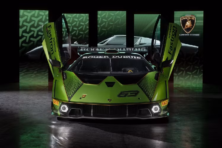 Nhìn từ phía trước siêu xe Lamborghini Essenza SCV12 mới nổi bật với cặp đèn đề-mi hình lục giác, phần nắp ca-pô được trang trí với các chi tiết hình học theo dạng đối xứng.