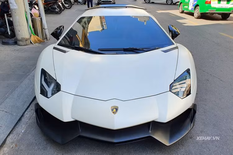 Với số lượng sản xuất giới hạn và ngoại hình "bóng sáng", mẫu siêu xe Lamborghini Aventador 50th Anniversario nhanh chóng lọt vào mắt các nhà tài phiệt trên thế giới và tình trạng "cháy hàng" diễn ra ngay sau khi lễ ra mắt.