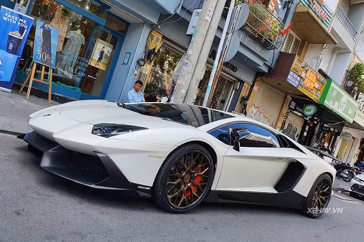 Đầu tiên, hãy cùng tìm hiểu đôi chút thông tin về phiên bản Lamborghini Aventador 50th Anniversario, phiên bản đặc biệt này được giới thiệu lần đầu tiên tới công chúng hồi năm 2013 tại triển lãm ô tô Thượng Hải, Trung Quốc. Đúng như tên gọi, phiên bản 50th Anniversario mang ý nghĩa kỷ niệm 50 năm ngày thành lập thương hiệu siêu xe nước Ý.