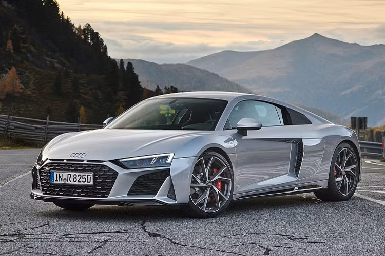 Sau khi ra mắt tại châu Âu cuối năm 2019, mẫu siêu xe Audi R8 V10 RWD 2021 gia nhập dòng sản phẩm của hãng này tại Mỹ.