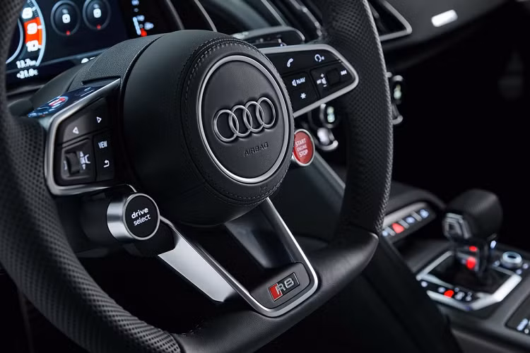 Ở bên trong, R8 V10 RWD 2021 có nội thất bọc da Nappa và ghế chỉnh điện 14 hướng. Gói Premium bổ sung ghế chỉnh điện 18 hướng, trần xe bọc da Alcantara, dàn âm thanh vòm công suất lớn gồm 13 loa của Bang &amp; Olufsen và đèn chiếu sáng bậc cửa.
