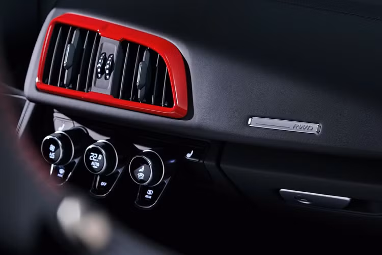 Tại Mỹ, giá xe Audi R8 V10 RWD 2021 bán ra từ 142.700 USD cho bản Coupe và 154.900 USD cho bản Spyder. Trong khi đó, 2 biến thể tương tự của bản dẫn động 4 bánh có giá lần lượt là 196.700 USD và 208.900 USD. Xe được phân phối từ mùa đông năm nay.