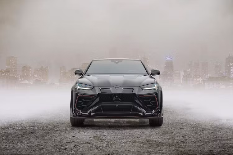 Về tổng thế, gói trang bị Venatus của Mansory chủ yếu tập trung chế tạo một bộ bodykit có phần “điên loạn”, tăng thêm vẻ khác biệt cho chiếc siêu SUV Lamborghini Urus nguyên bản.