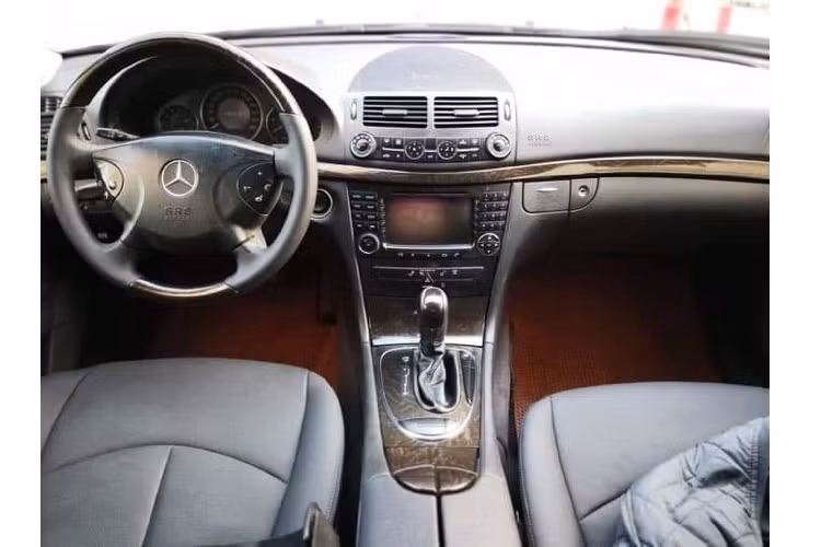 Với mức giá này, chiếc E-Class đời cũ này rất đáng mua đối với những khách hàng thích chơi xe sang đời cũ, hàng độc với chi phí đầu tư thấp và hiệu quả tiết kiệm nhiên liệu sử dụng cao trong đô thị.