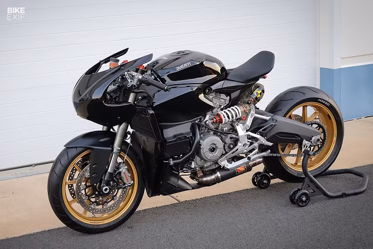Phong cách cafe racer được Jett yêu thích và theo đuổi trong nhiều năm qua là cafe racer. Vì vậy, chiếc sport-bike 959 của Ducati cũng được biến hóa thành một mẫu môtô cổ điển.