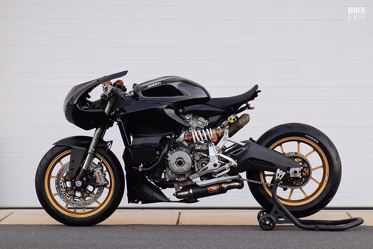 Jett cho biết đã tinh chỉnh khối động cơ Superquadro L-Twin của Ducati để nâng công suất từ 157 mã lực thành 165 mã lực. ECU điều khiển được lập trình bởi đối tác Duc Pond Motorsports. Trong khi đó hệ thống ống xả đến từ thương hiệu Werkes USA và lọc gió nâng cấp thành loại hiệu năng cao của K&amp;N.