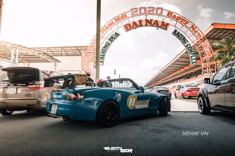 Về chiếc Honda S2000 hàng hiếm trong bài, trước khi về tay chủ nhân hiện tại xe thuộc sở hữu của một garage độ xe có tiếng tại Sài Gòn và được sơn màu đỏ. Bây giờ, chiếc xe thể thao đã đổi sang bộ cánh màu xanh dương và độ thêm một số "đồ chơi" như cản trước với các lỗ thông gió mới giúp tăng cường làm mát động cơ.