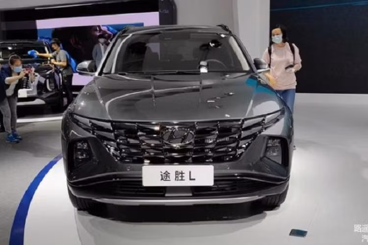 So với Hyundai Tucson thế hệ mới bản thường, Tucson L sở hữu diện mạo bóng bẩy và thể thao hơn nhờ nhiều chi tiết crôm tối màu ở cản trước, tấm chống trượt màu bạc, ốp gương chiếu hậu mạ crôm. Cột B và C cũng được phủ màu đen bóng.