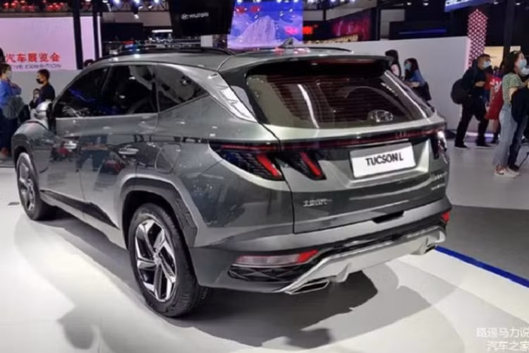 Về truyền động, Hyundai Tucson L 2021 tại Trung Quốc có hai lựa chọn đều là động cơ xăng Smartstream Turbo, gồm máy 1.5L cho 170 mã lực / mô-men xoắn 253Nm đi kèm hộp số DCT 7 cấp, và máy 2.0L 240 mã lực / 353Nm, kết hợp hộp số tự động 8 cấp. Mức giá xe Hyundai Tucson L 2021 tại thị trường tỷ dân hiện chưa được công bố.