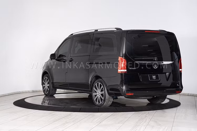 Bên cạnh đó, chiếc Mercedes-Benz V-Class bọc thép còn nhận được nhiều trang bị độ khác, ví như cơ chế cửa trượt và cấu trúc khung được tăng cường để hỗ trợ trọng lượng bổ sung mà vẫn giữ nguyên cơ chế vận hành tự động.