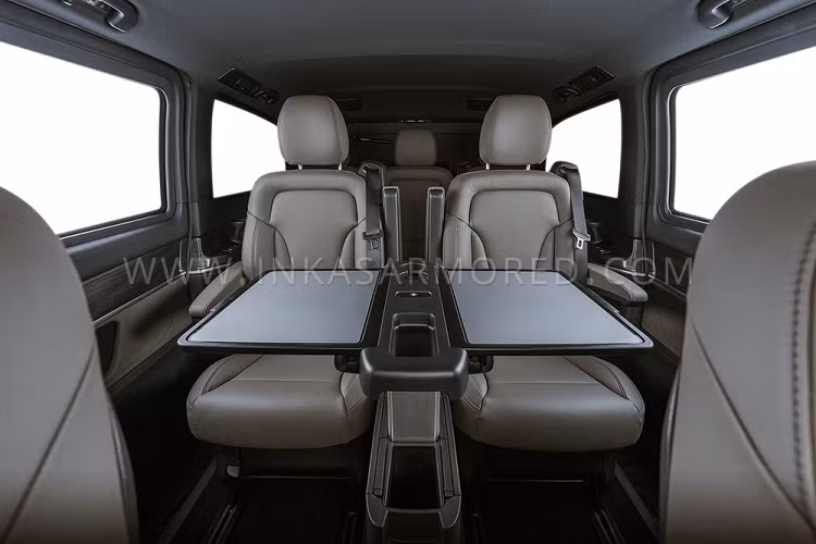 Mặc dù có khả năng bảo vệ 8 hành khách an toàn, Inkas V-Class vẫn giữ nguyên dáng vẻ ban đầu như lúc vừa xuất xưởng sản xuất. Nội thất xe vẫn được trang bị đầy đủ những tính năng tiện nghi, sang trọng như ghế ngồi dễ chịu với đủ chế độ ngả, mát-xa, sửa ấm và thông gió.