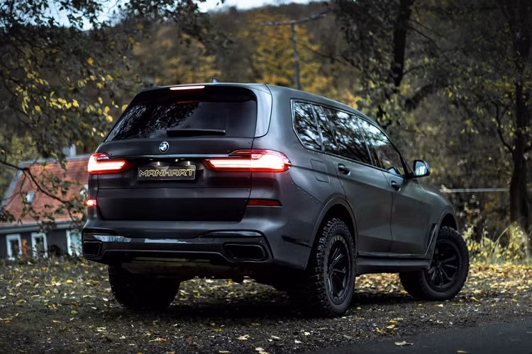 Manhart có nhiều kinh nghiệm trong việc tùy biến các sản phẩm của BMW. Bản độ mới của Manhart có tên MHX7 650 Dirt Edition, được phát triển từ chiếc xe sang BMW X7 M50i.