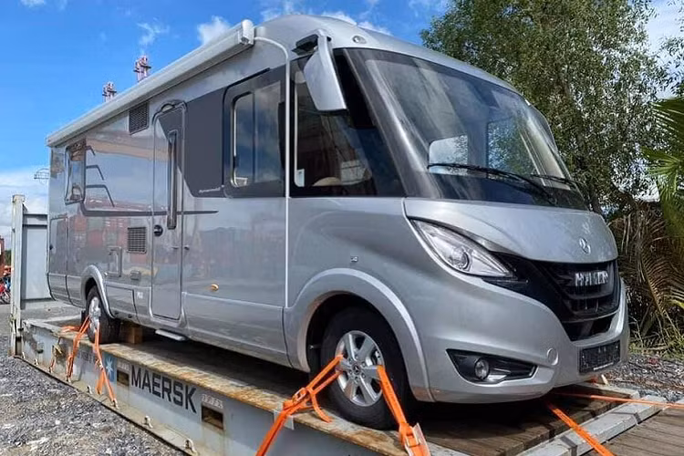 Mới đây, một đơn vị nhập khẩu tư nhân ở TP. HCM vừa đưa về nước chiếc Hymer B-Klasse MasterLine I mới đầu tiên tại Việt Nam. Có biệt danh "Ngôi nhà di động", Hymer B-Klasse MasterLine I thực sự sẽ khiến bạn đi từ bất ngờ này tới bất ngờ khác. Được biết, sau khi hoàn thành đầy đủ các loại thuế phí, giá bán của mẫu xe này có thể dao động trong khoảng trên 4,5 tỷ đồng.