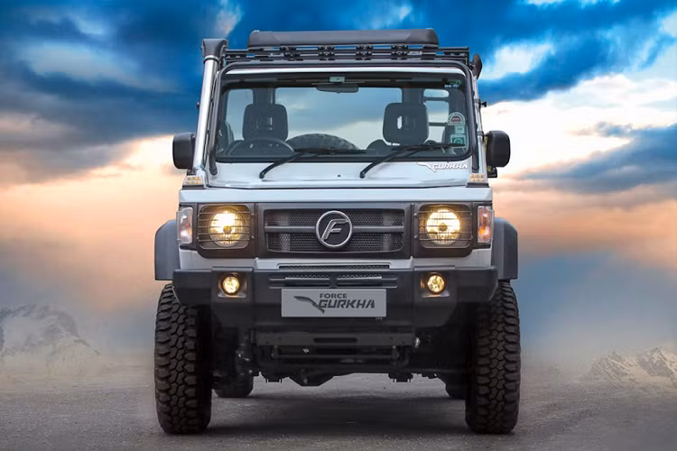Mẫu xe SUV Force Gurkha được trang bị hộp số phụ để off-road ở tốc độ thấp. SUV có khoảng sáng gầm tới 22,8 cm, góc tiếp cận 44 độ, và góc thoát 40 độ.