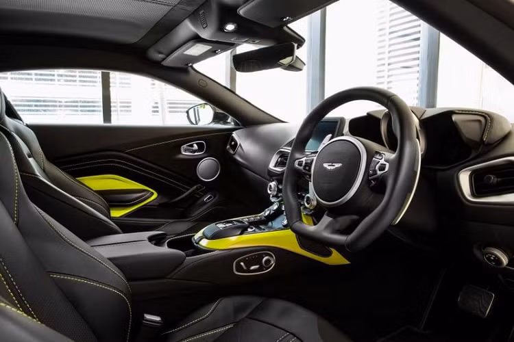Các trang bị đáng chú ý khác gồm vô lăng đáy phẳng thể thao, hệ thống âm thanh cao cấp của Aston Martin, màn hình LCD 8 inch ở trung tâm, ghế điều hòa và camera 360 độ. Các công nghệ nổi bật của xe gồm hệ thống giảm xóc thích ứng với Skyhook, cung cấp các chế độ lái Sport, Sport Plus và Track, cùng nhiều tính năng hỗ trợ lái xe như kiểm soát mô-men xoắn, bộ vi sai cầu sau khóa điện tử (E-Diff) hoạt động với hệ thống kiểm soát ổn định xe.