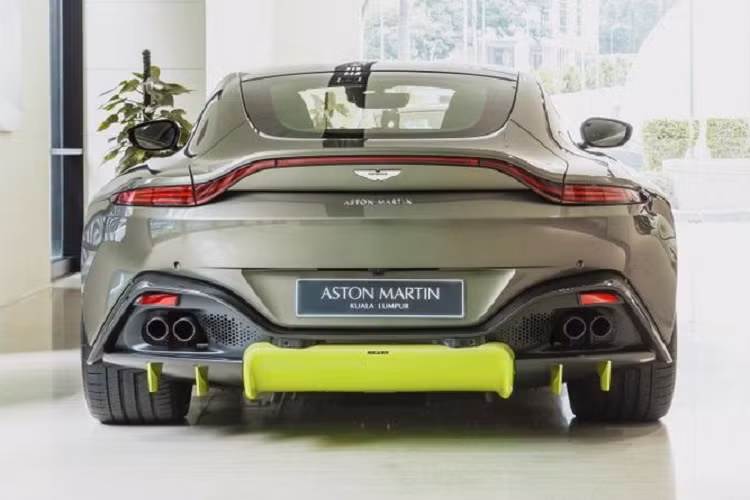 Tuy nhiên, Vantage AMR Malaysia vẫn rất nổi bật và cuốn hút, với khá nhiều chi tiết màu Lime Essence như trên lưới tản nhiệt, bộ khuếch tán sau...tạo sự tương phản với màu ngoại thất Arden Green.