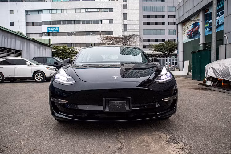 Tesla là một hãng công nghệ đến từ Mỹ được sáng lập bởi tỷ phú Mỹ Elon Musk, sau đó công ty này "lấn sân" sang lĩnh vực xe hơi nhưng không phải sản xuất động cơ đốt trong mà là xe chạy hoàn toàn bằng điện. Mẫu xe điện Tesla đầu tiên là Roadster, ra đời năm 1882 sử dụng mô tơ điện xoay chiều cùng những tấm pin lithium-ion.
